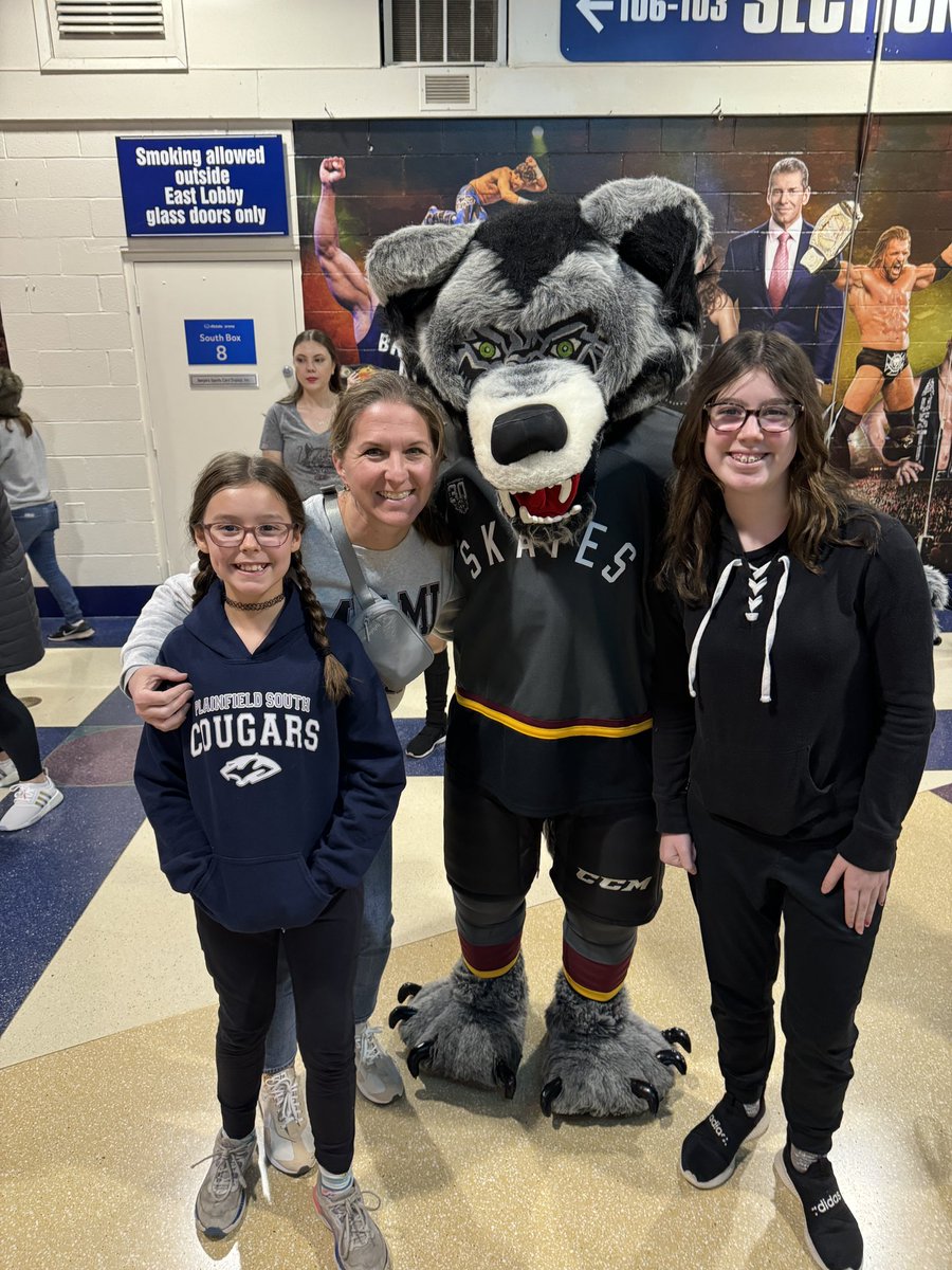 Never pass up a mascot photo with the one and only Skates!! 🤩 @Chicago_Wolves