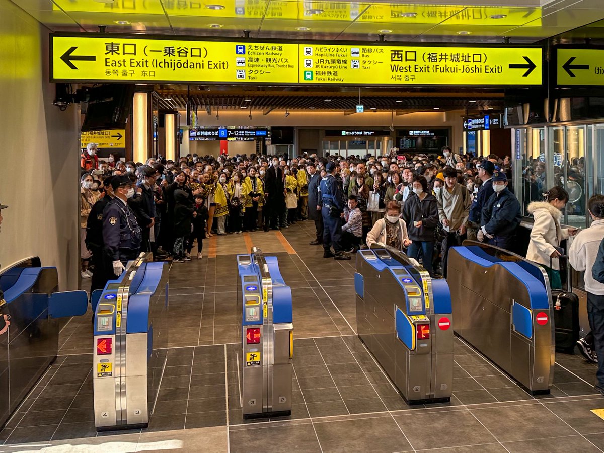 福井駅、お出迎えの圧が凄い！
改札を抜けると花道みたいになっていて、右から左から、歓迎のお言葉を全身に浴びている。