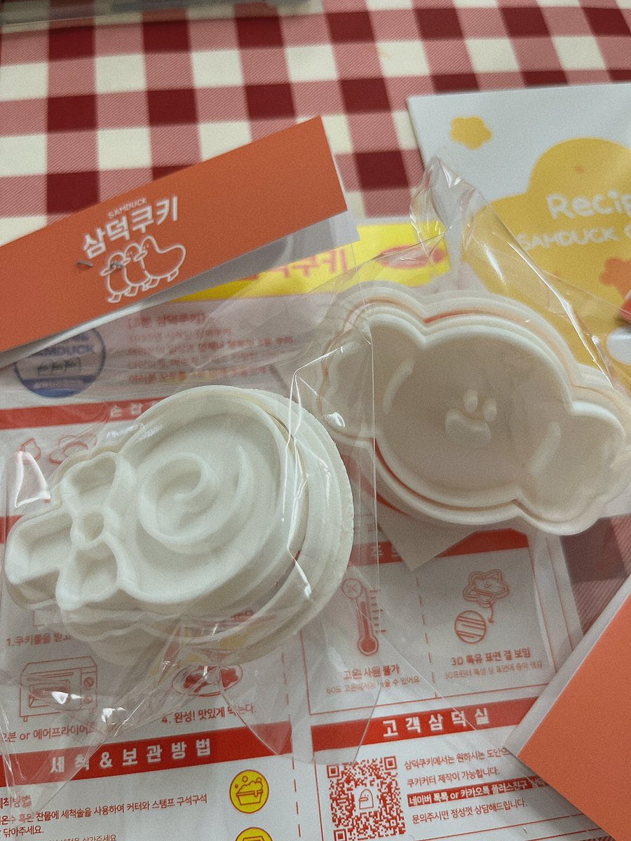 snoopy11004's tweet photo. 삼덕쿠키 @samduckck 화이트데이 이벤트로 받은 쿠키틀✨
귀여운 🍬 사탕모양과 🍭롤리팝모양이 더 깜찍해서 귀여움이 두배😆
마침 얼마전 쓰던 쿠키반죽이 남아있았는데 얼른 쿠키틀 받자마자 오븐행~ 덕분에 귀여움이 두배인 쿠키 잘 만들었어요💕 https://t.co/K1CJfnnk8l