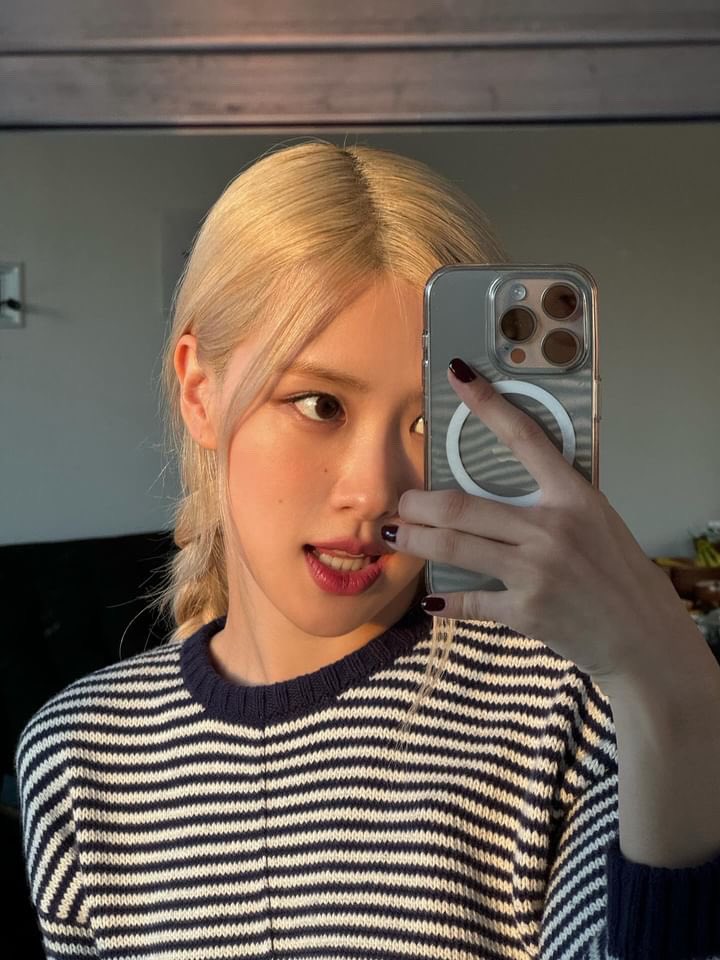 rosespics's tweet photo. pretty girl https://t.co/0S71DB9YfY