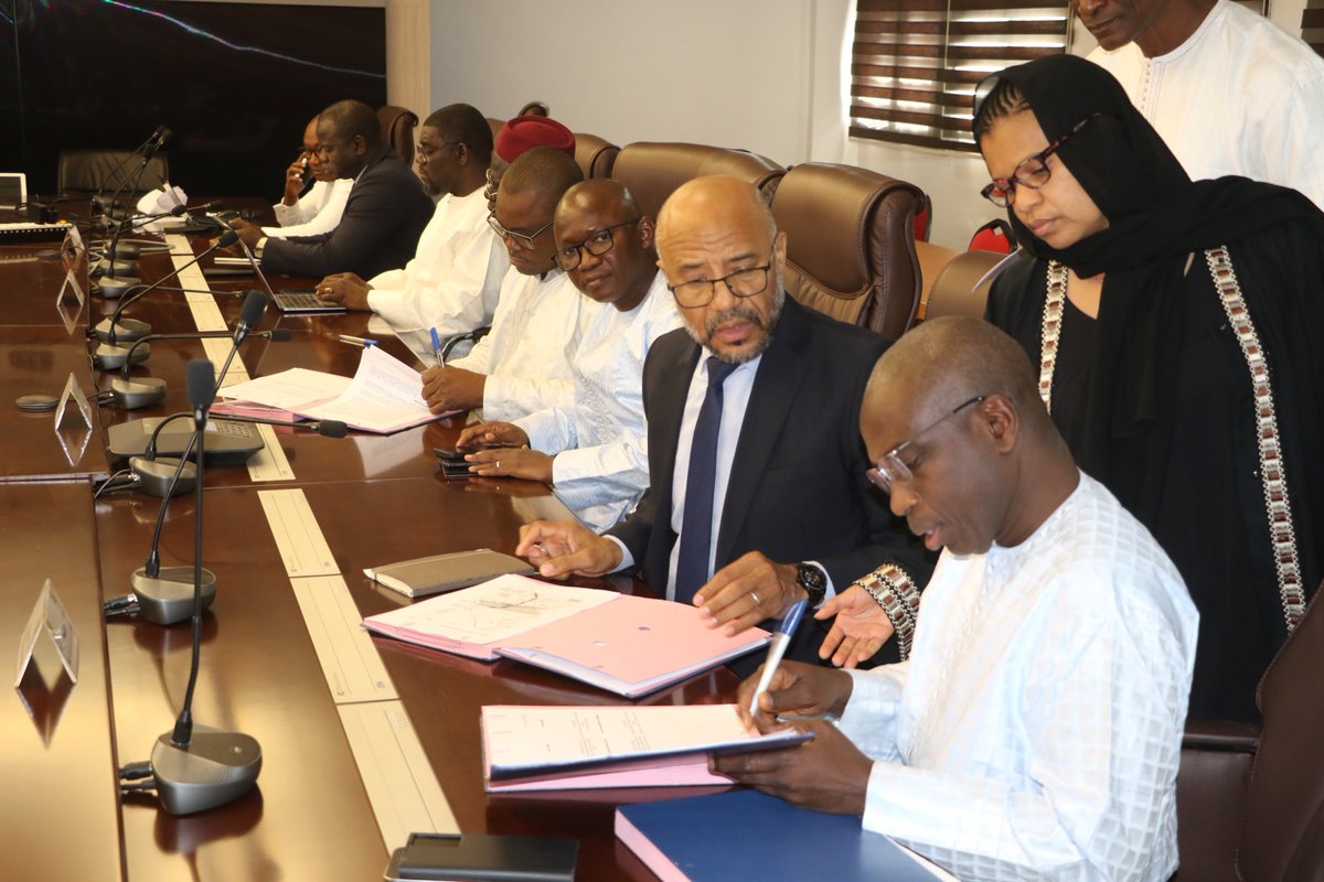 #OMVS-#BADEA | Financement du Projet de barrage à buts multiples de #Gourbassi : signature de l'aide-mémoire avec la #BADEA. La cérémonie s'est tenue ce vendredi 15 mars au siège de l'#OMVS à #Dakar.
#Guinée #Mali #Mauritanie #Sénégal #Soged #sogem #sogenav #sogeoh #semaf