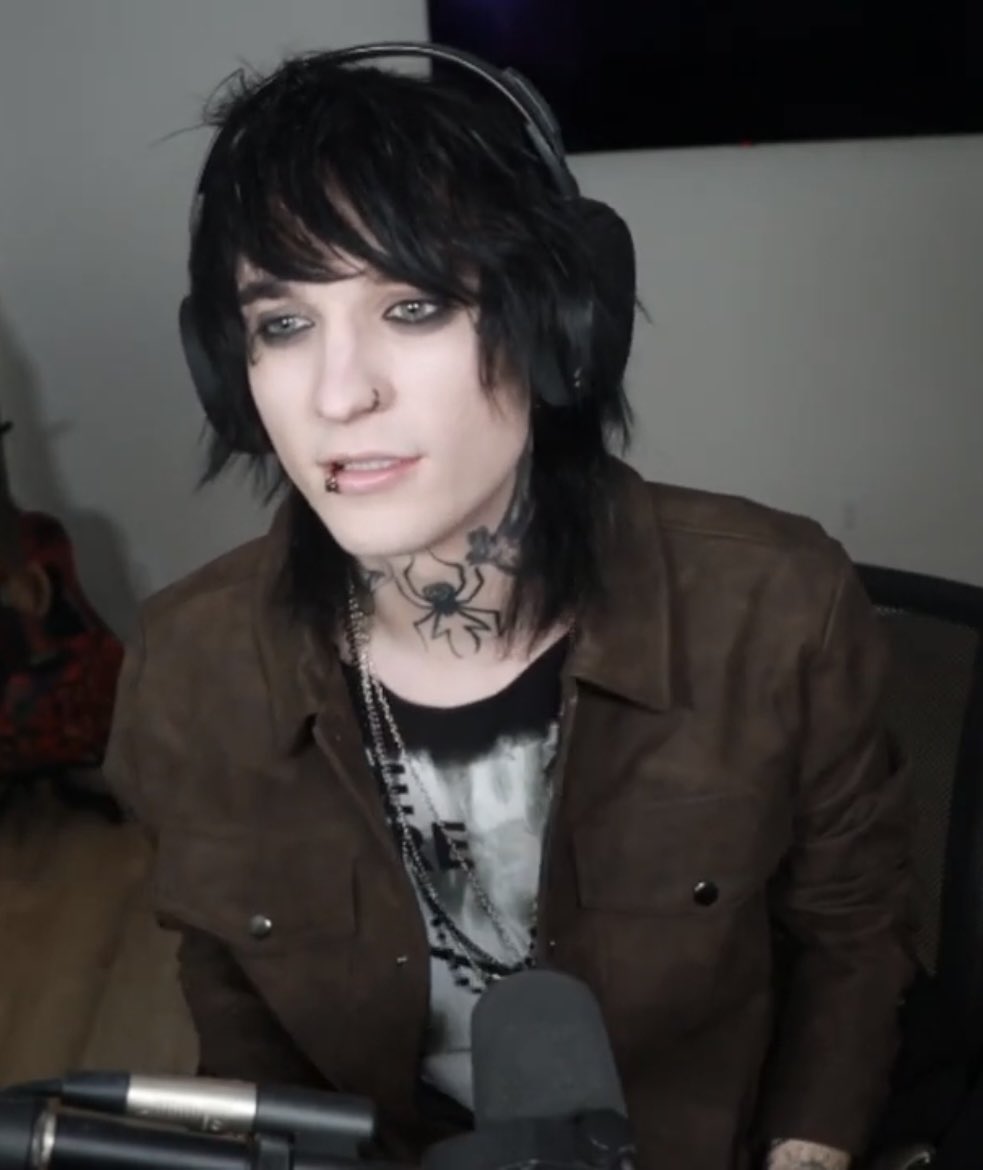 guilbertsguitar's tweet photo. why does nobody talk about how good brown looks on johnnie https://t.co/2KIGSpKvJB