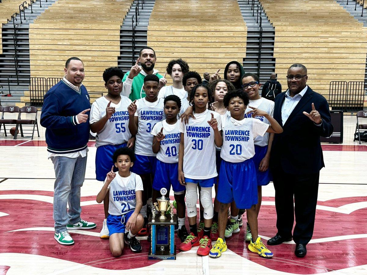 Congratulations to the @MaryCastleElem 6th grade boys basketball team…. District champions! Final score 50-35 over Indian Creek! #GoGlobe #LTBBL @LawrenceLtbbl 🏀