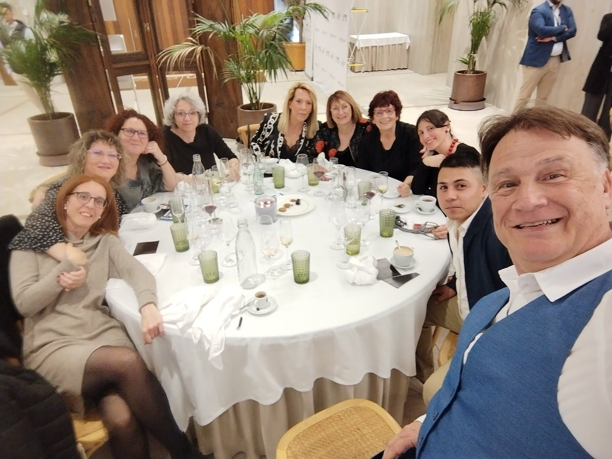 MPeraferrer's tweet photo. 💙🔬💫Un agraïment molt especial als 24 amfitrions i amfitriones de renom que ens acompanyen al @Soparmiralls :
@toniarbones @antonibassas #PilarinBayés @JordiBosch11 @MartaBosch1 @rbrugada @CarlasDra @fonalleras @HelenaGMelero @martigironell @AngelsGonyalons #FotisKatsikaris https://t.co/v8HFkRjwk8