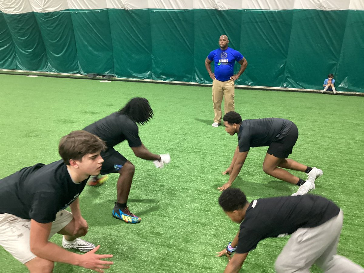 Every Wednesday OL vs DL competition tournament. We’re building something special Starts Up Front. The players are competing and getting better each week. Register for our next event startsupfront.regfox.com/starts-up-fron…. You could end up with an invite with one of our partners @Fbu_illinois…