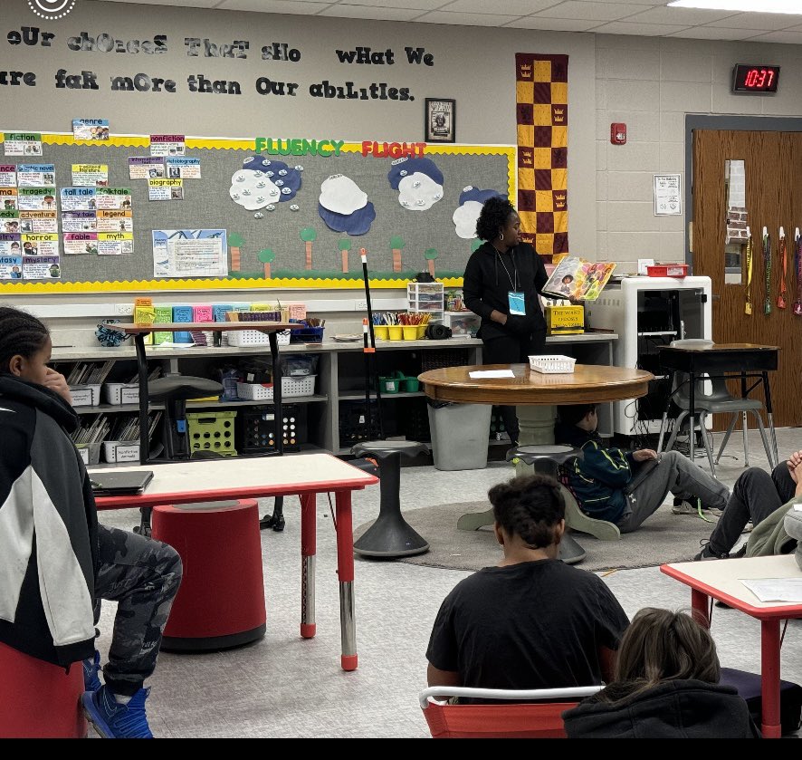 We love our amazing community volunteers who came to read to our students. Thank you so much! #read