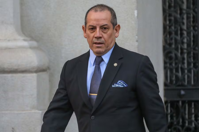 Director de la PDI renuncia tras ser acusado de filtrar información reservada al abogado Luis Hermosilla.
PDI y Carabineros con su máximo jefe formalizados...