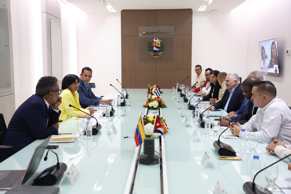 ViceVenezuela's tweet photo. #EnFotos ||  En nombre del Pdte. @NicolasMaduro, la Vicepdta. Ejecutiva, @delcyrodriguezv, sostuvo este #15Mar una reunión de trabajo con los representantes de la Cámara de Comercio de #Cuba, a fin de seguir impulsando la economía y el desarrollo productivo de las dos naciones. https://t.co/ZbgMxo6u6G