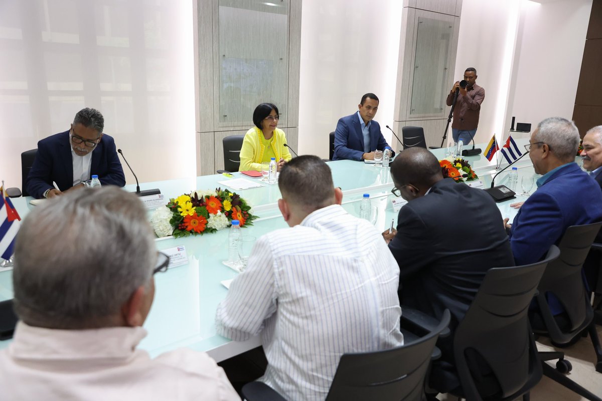 ViceVenezuela's tweet photo. #EnFotos ||  En nombre del Pdte. @NicolasMaduro, la Vicepdta. Ejecutiva, @delcyrodriguezv, sostuvo este #15Mar una reunión de trabajo con los representantes de la Cámara de Comercio de #Cuba, a fin de seguir impulsando la economía y el desarrollo productivo de las dos naciones. https://t.co/ZbgMxo6u6G