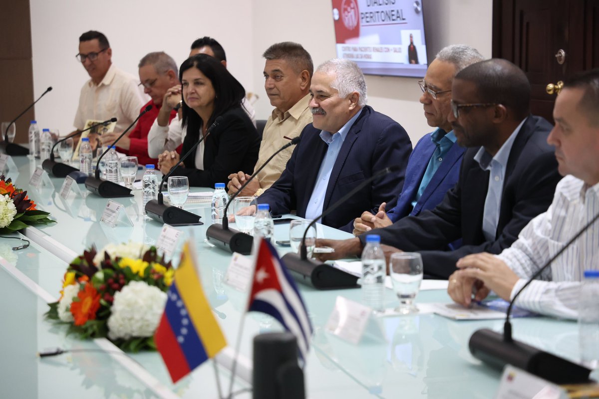 ViceVenezuela's tweet photo. #EnFotos ||  En nombre del Pdte. @NicolasMaduro, la Vicepdta. Ejecutiva, @delcyrodriguezv, sostuvo este #15Mar una reunión de trabajo con los representantes de la Cámara de Comercio de #Cuba, a fin de seguir impulsando la economía y el desarrollo productivo de las dos naciones. https://t.co/ZbgMxo6u6G