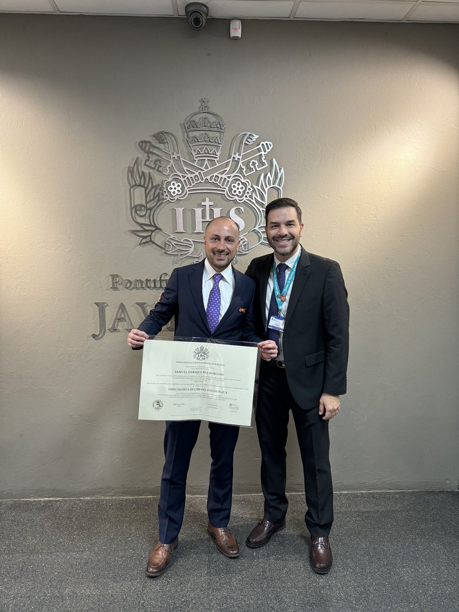 elfasaco's tweet photo. Con mucha satisfacción, alegría y orgullo celebramos hoy la graduación del Dr @samuel_robledo como Cirujano Oncólogo de la @UniJaveriana @MedicinaPUJ ! Muchos éxitos y los mejores deseos en esta nueva etapa! #SurgicalOncology #CancerKiller https://t.co/4ALgS6NC5u