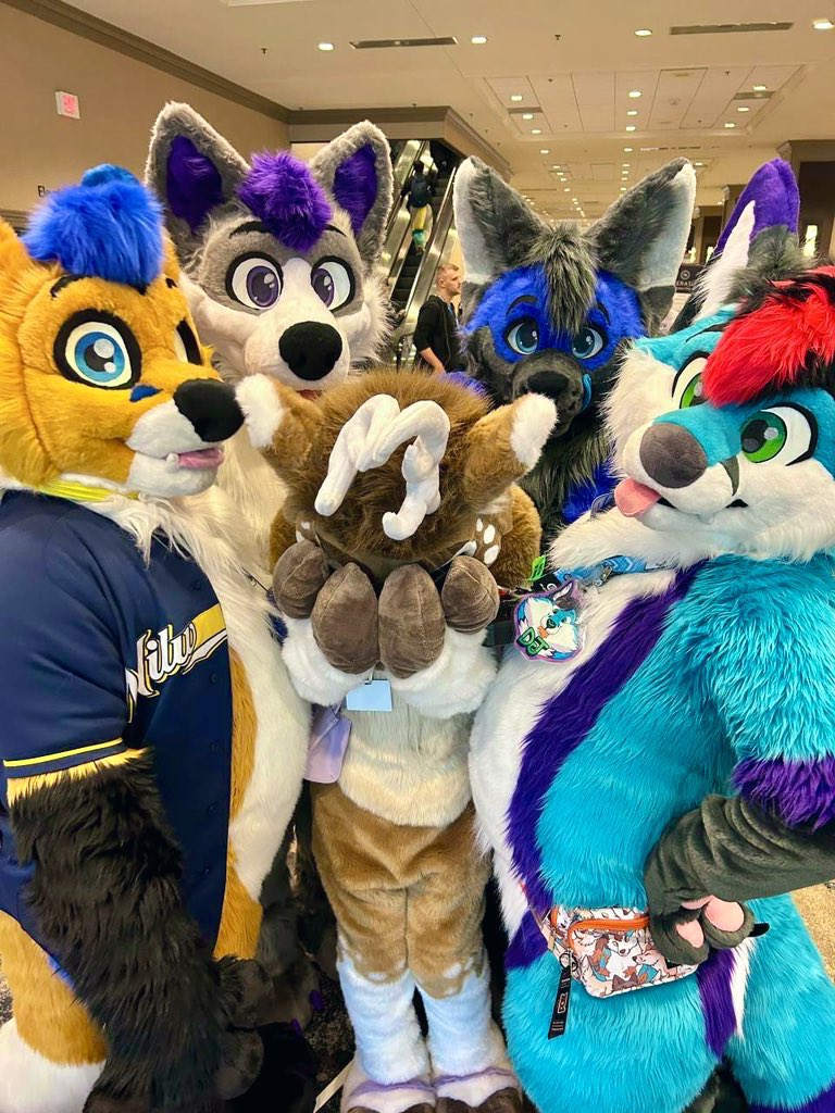 MysteryPaws's tweet image. Be careful who you steal snacks from~ #FursuitFriday #TFF2024 #TFF24 

📸: @Quietfops
