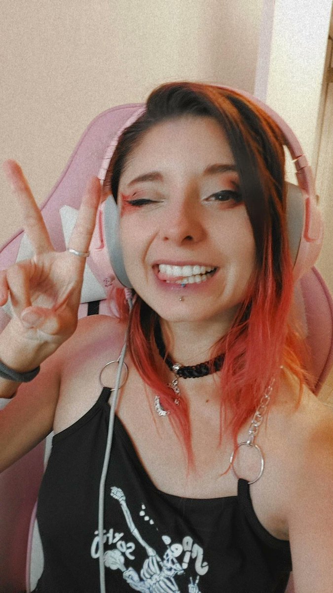 Hoy stream hablando del Lolla y jugando Supermarket, toy fili twitch.tv/carowiza