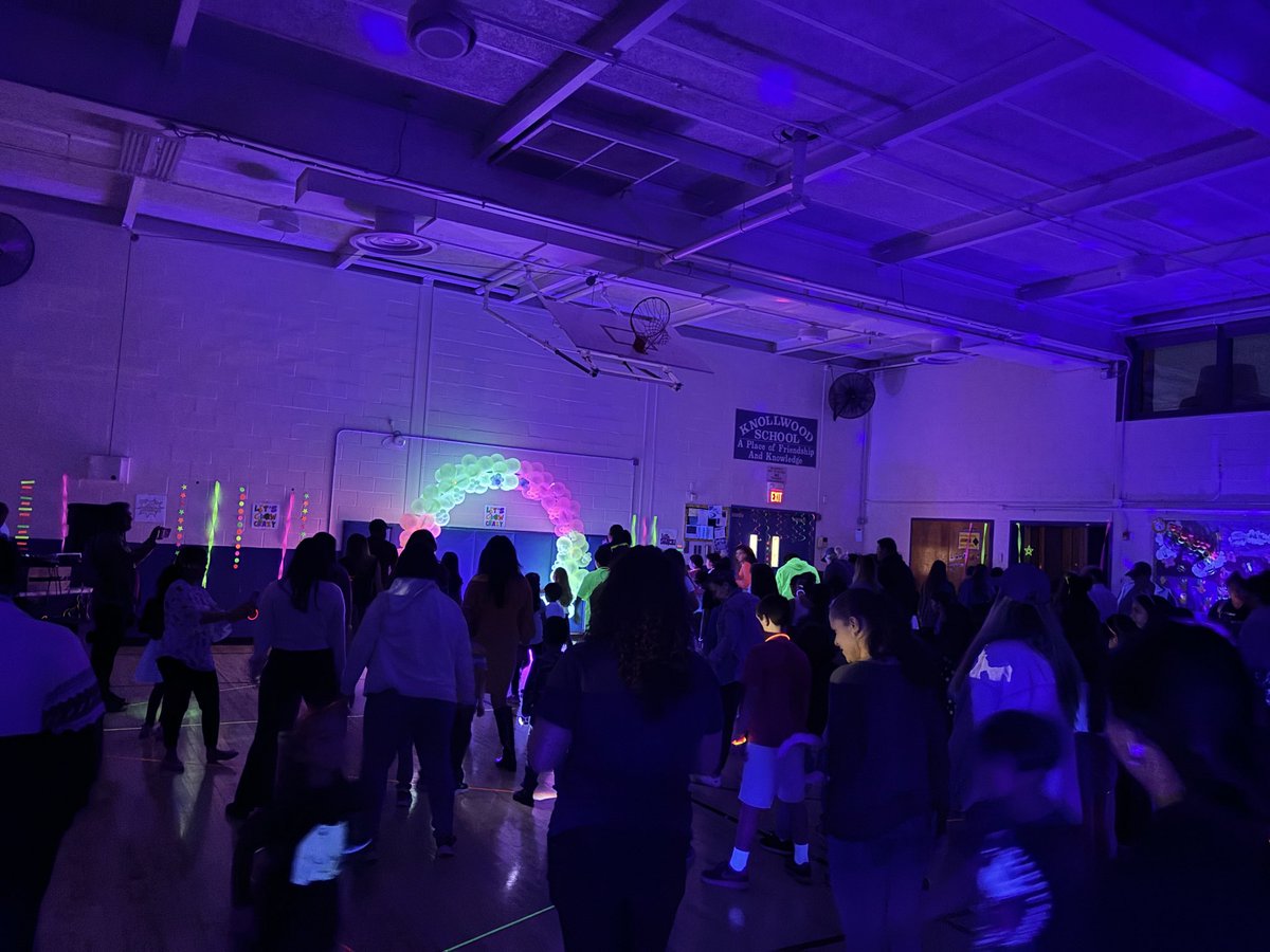 Students and families had a great time at tonight’s “PTA Glow Dance”! A big thanks to the Knollwood PTA!