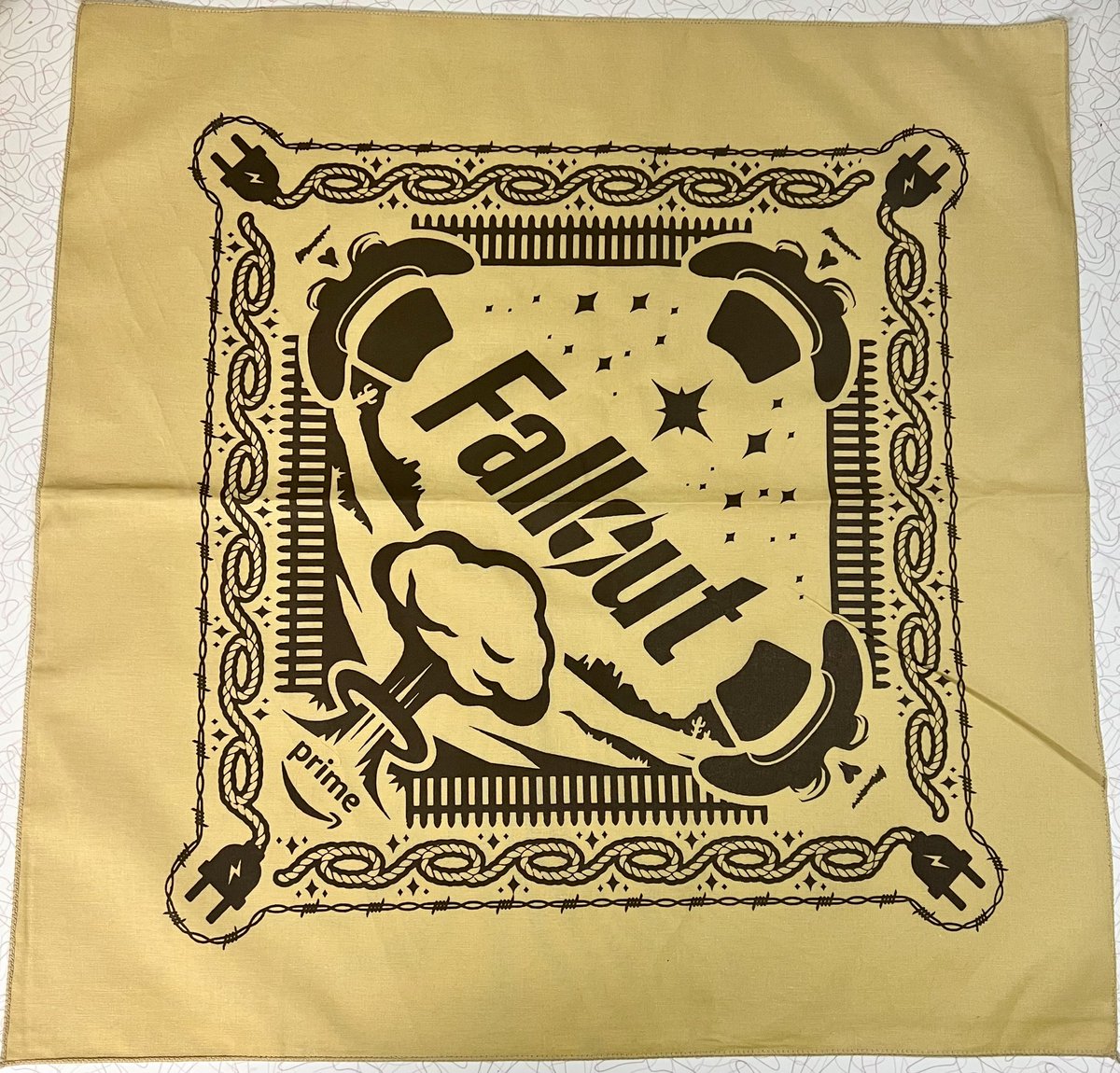 MisterFallout's tweet image. ☢️SURPRISE GIVEAWAY☢️
Which 2 @mrsfallout props did TSA flag at the airport? 😂 Winner gets this Fallout handkerchief from SXSW! Enter here &amp;amp; bonus entry on Instagram👉 BehindMrsFallout. Random Correct Winner selected Monday! Good luck👍 #fallout #mrsfallout #misterandmrsfallout