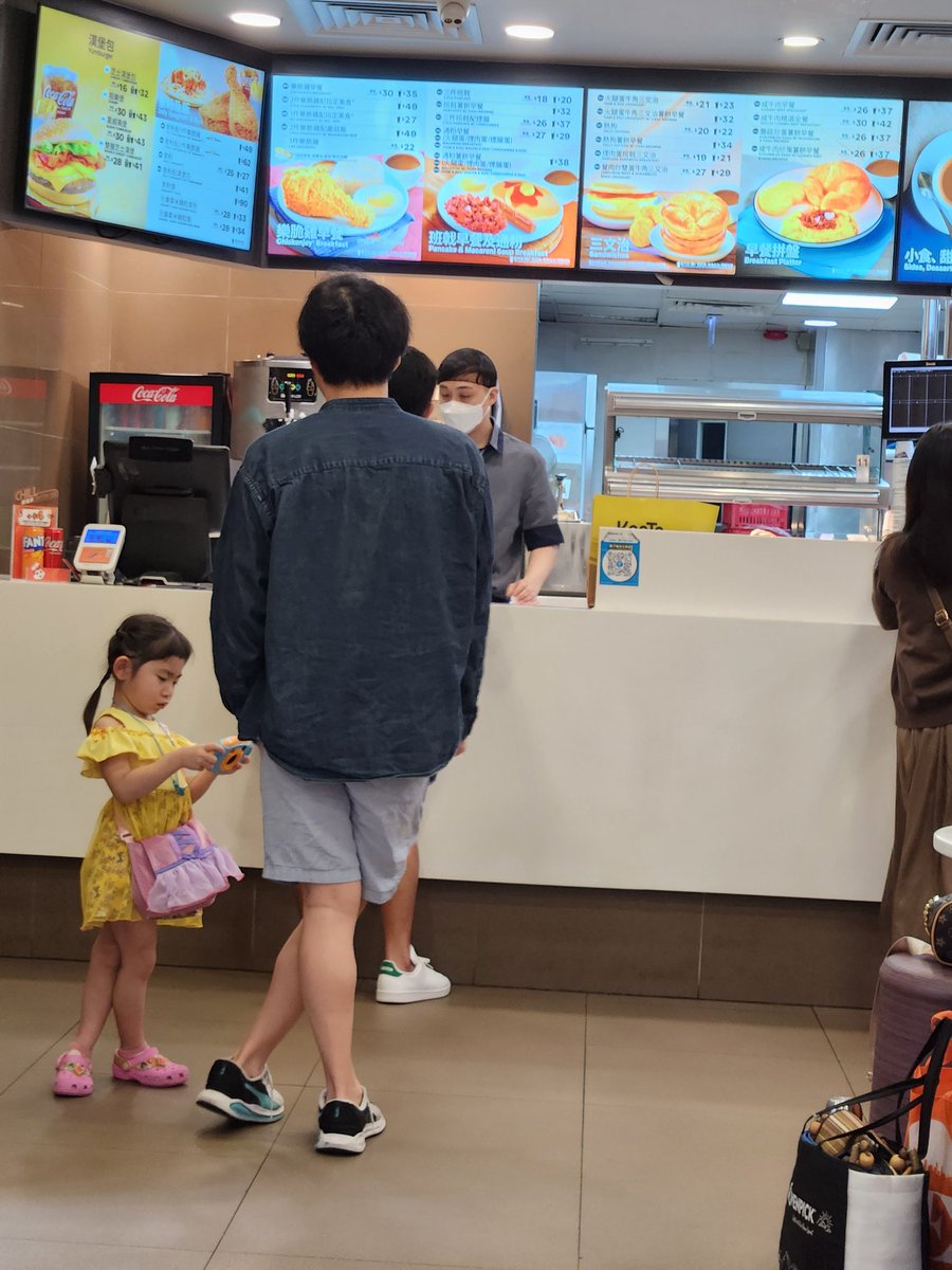 arimizuryu's tweet photo. アニーニが単独フィリピン滞在中に
発掘したチキンの店がある!って
ここ美味いんだよー🫶
ここで食べられるとは思わなかったー🎶って😊
ほんとに美味しかった!
おかわりしたアニーニでした🐔
🐘ももちろんよく食べてます😊
#jollybee https://t.co/ZFxc631Di1