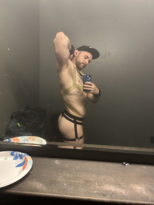 I feel that thing that jolts me, f*cks with me good ✨ Shivering gold ✨ I shiver in gold https://t.co<a href="/tag/happynewyear"class="tags"><span>#happynewyear</span></a>