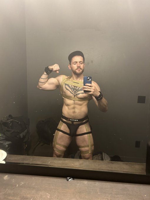 I feel that thing that jolts me, f*cks with me good ✨ Shivering gold ✨ I shiver in gold https://t.co<a href="/tag/happynewyear"class="tags"><span>#happynewyear</span></a>