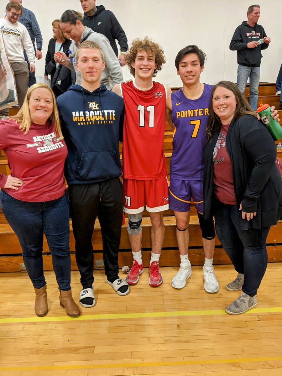 ACHS_Sequoits's tweet image. Sequoits Boys Volleyball took a team-building trip to watch two alums square of as collegiate opponents. Antioch watched the Milwaukee School of Engineering squad take on the UW-Stevens Point Pointers.
Thanks to Coach Atkinson for making this happen! 

#OnceASequoitAlwaysASequoit