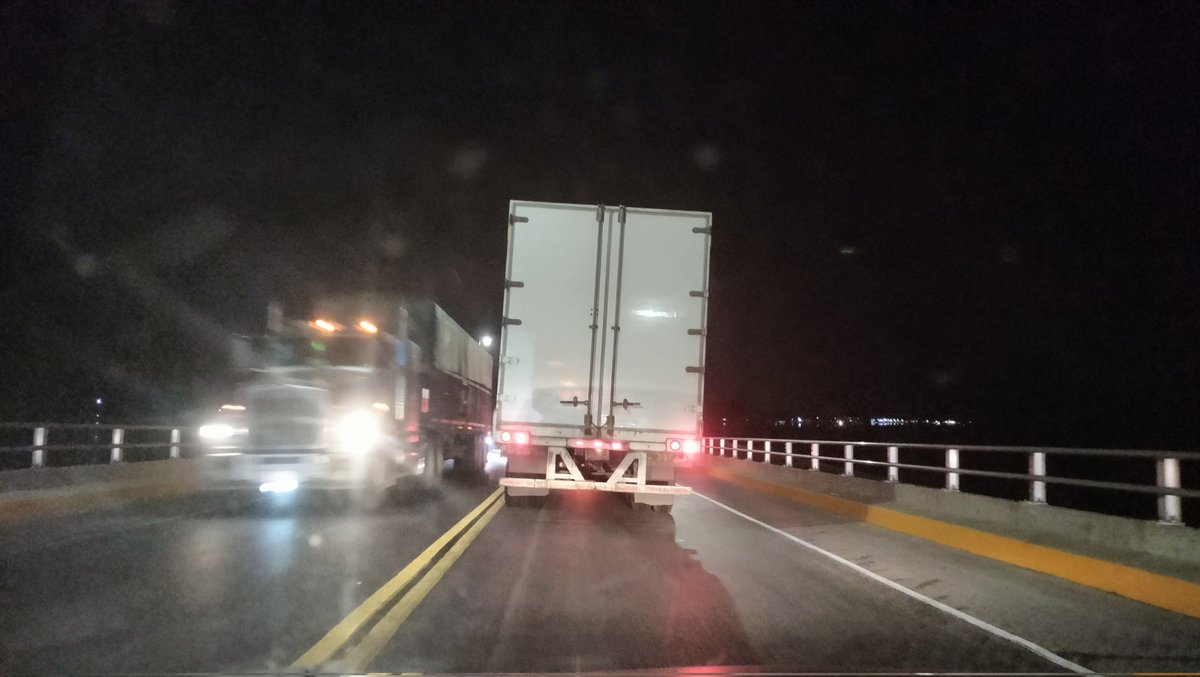 abraham_pech's tweet photo. @LaydaSansores así como se cayó la línea 12 del metro en CDMX así quieres que se caiga el Puente La Unidad en Isla Aguada? Está sobrecargado el puente y nadie que coordine el paso, solo cobrar que es lo que interesa. @Claudiashein https://t.co/0WQtduVIT0