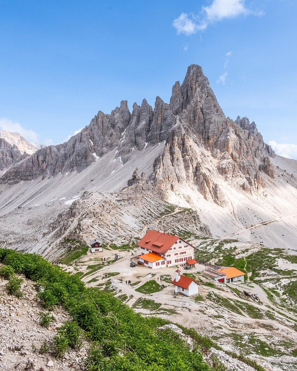 Avoid visiting this place in August 📍3 Zinnen / Tre Cime di Lavaredo Why!? Because most people, especially Italians I are on vacation (Ferragosto), and as a result, they visit the most famous places in South Tyrol Unless you don't mind the crowds, of course ————/———///——-