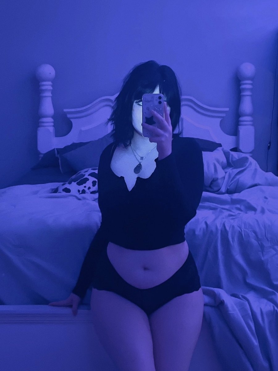 ve5sel's tweet photo. woah she made a ✨free✨ onlyfans https://t.co/I6Ut87GEzX