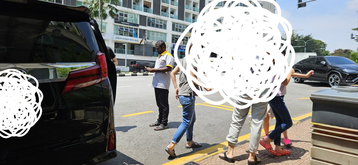 Musing_Aloud's tweet image. Charging for parking at a bus stop? 🚌🚫 Isn't that against the rules? 🤔 #ParkingIssues #TransitTroubles