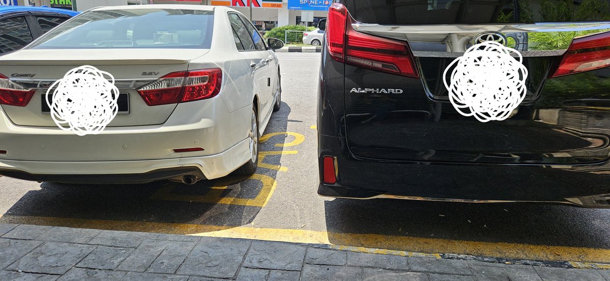 Musing_Aloud's tweet image. Charging for parking at a bus stop? 🚌🚫 Isn't that against the rules? 🤔 #ParkingIssues #TransitTroubles