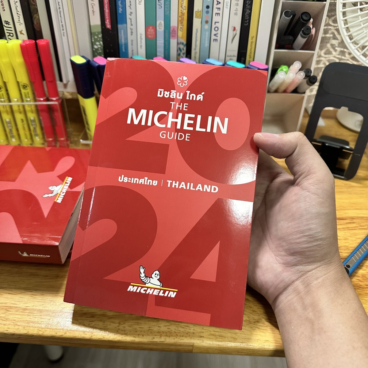 krapalm's tweet photo. 📚 หนังสือ | The MICHELIN Guide Thailand 2024

รวมทั้งสิ้น 447 ร้าน เป็นร้านรางวัล ‘2 ดาวมิชลิน’ 7 ร้าน, รางวัล ‘1 ดาวมิชลิน’ 28 ร้าน, รางวัล ‘บิบ กูร์มองด์’ 196 ร้าน และร้านอาหารแนะนำอีก 216 ร้าน 

#MICHELINStar24 #MICHELINGuideTH #มิชลินสตาร์ https://t.co/FDdeIuL22b
