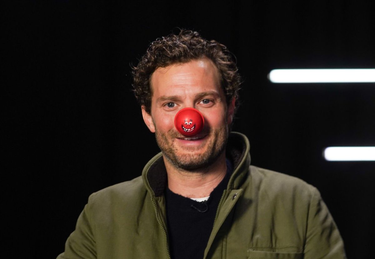 jamiedornanbr's tweet photo. 📸 | LINDO! Adicionamos em nossa galeria +21 HQ’s de Jamie Dornan participando do Red Nose Day, no quadro ‘Mastermind’, como seu personagem ‘Elliot Stanley’ de ‘O Turista’. ❤️✨

https://t.co/BAq5fWXwzh https://t.co/TAjhGLl5W1