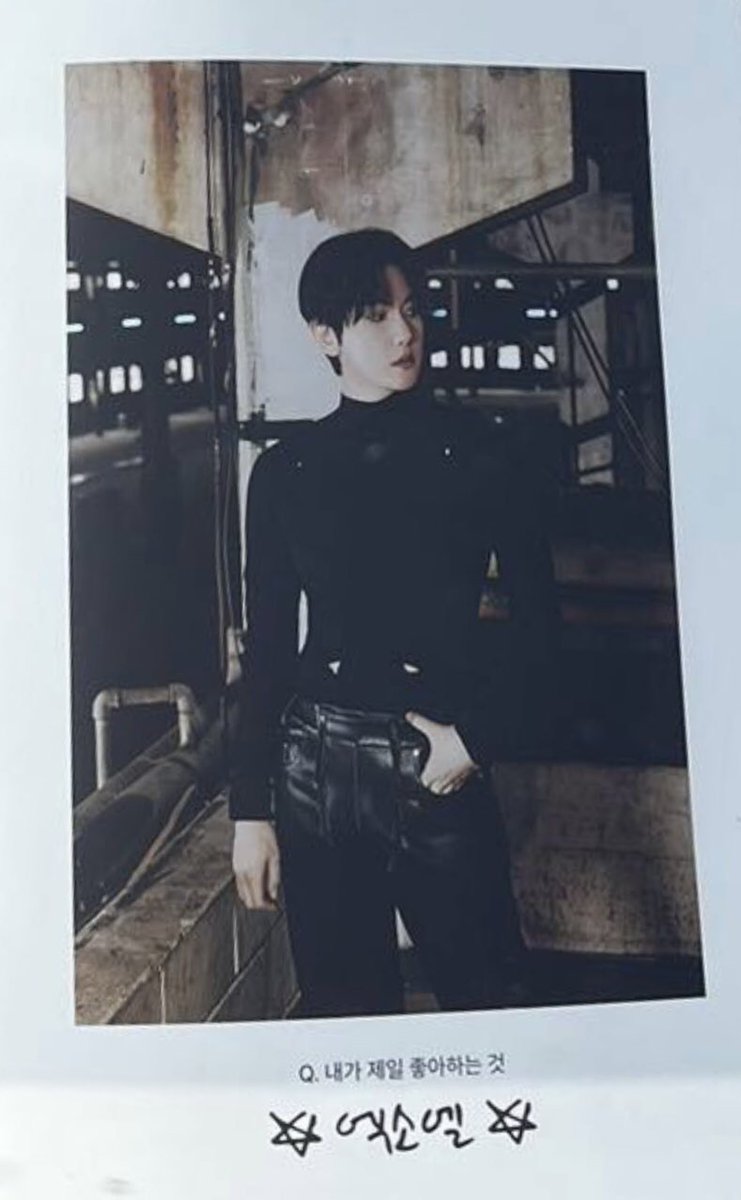 SAGITAURUS2706's tweet photo. BAEKHYUN BODY SHAPE😭😭😭 BAEKHYUN HIPS NEVER LIE😭🤏 https://t.co/hF5nGHvJOp