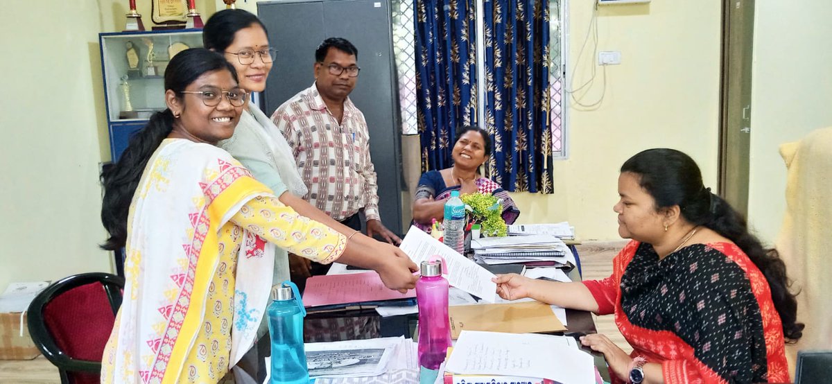aoeoassoc's tweet photo. EOs (GPDO,BSSO,WEO, INSP of supply) gave memorandum to Govt Through BDO,Balisankara for Upgrade the pay to level 11
@CMO_Odisha @Naveen_Odisha @gapg_dept @SecyChief @stscdev @FdOdisha @Food_Odisha @PRDeptOdisha @SSEPD2 @roopars @Vkpandianfancl1 @BPSethi @AtanuMLA @Ashokpandabbsr https://t.co/yo5j41PrnW