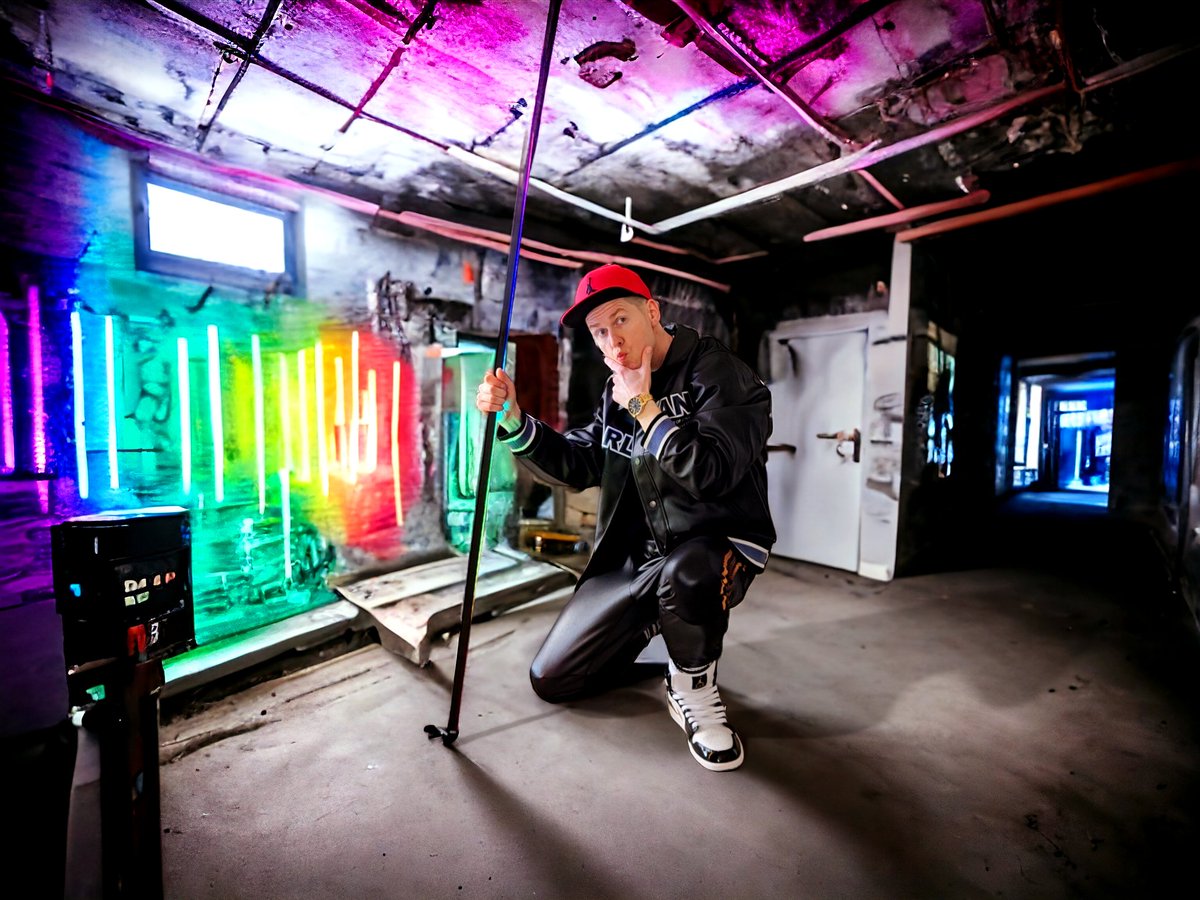 fucthebitch's tweet photo. #Adidas #adidasneon #neonlight #tracksuit #shinytracksuit #chile20 #oledfashion #lightstyle #neonstyle #fetishwear #fashionwear #adidasgetish #Nike #sneaker #tn3 #sk8erboy #whitesocks https://t.co/JcmrCSAIcG