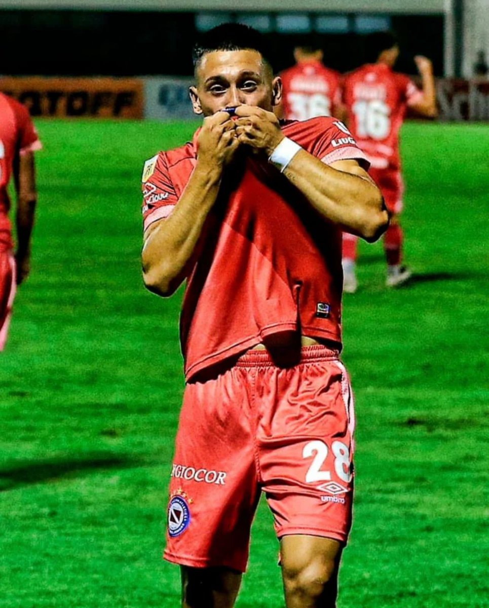 ArrigoNehuen's tweet photo. #AAAJ 📌Un claro ejemplo de que  nunca hay que bajar los brazos. Esfuerzo, dedicación y humildad, eso es Mati Perelló. Un jugador que hace mucho tiempo la viene luchando y por una lesión su debut se hizo desear.

Siempre los chicos del club🐞 https://t.co/zRhpnEmm2k