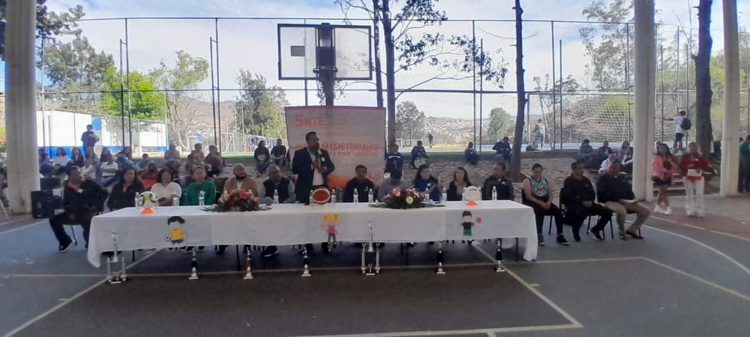 ComSNTE13's tweet photo. 🟠Viernes de Juegos Magisteriales en Coroneo, San Miguel de Allende, San Francisco del Rincón -  Purísima del Rincón y Guanajuato.
Agremiados participaron en las actividades deportivas y culturales, para generar una vía de socialización y de desarrollo individual y colectivo. https://t.co/oZnpqwrZe5