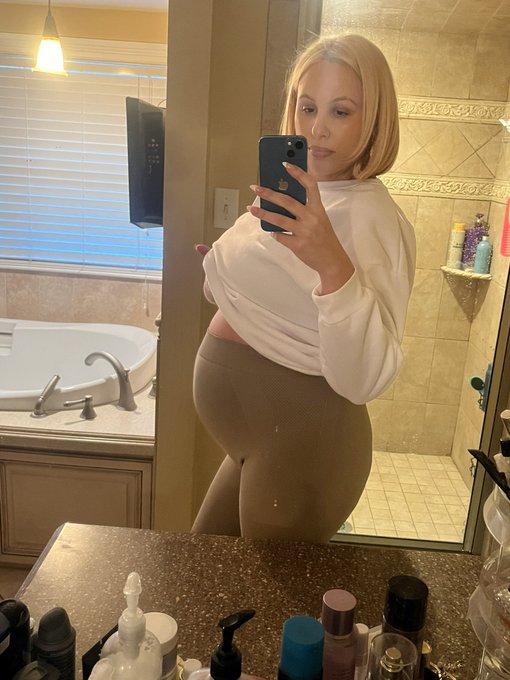 At 8 &amp; 9 months :) 2 weeks to go!! 💙 https://t.co/LxRpbASnI5