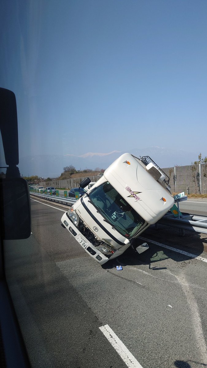 伊那に向かう途中でキャンピングカーの横転事故を目撃
20分以上遅延じゃ！
今、ようやく小淵沢を通過
ここで降りれば鈴木さんのところが近いんだが・・・