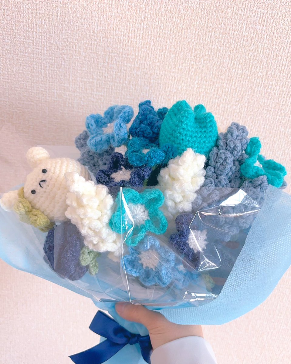 「編み物にハマってる妹ちゃんがお花編んで花束にしてくれました!私の好きな色で纏まっ」|おとのイラスト