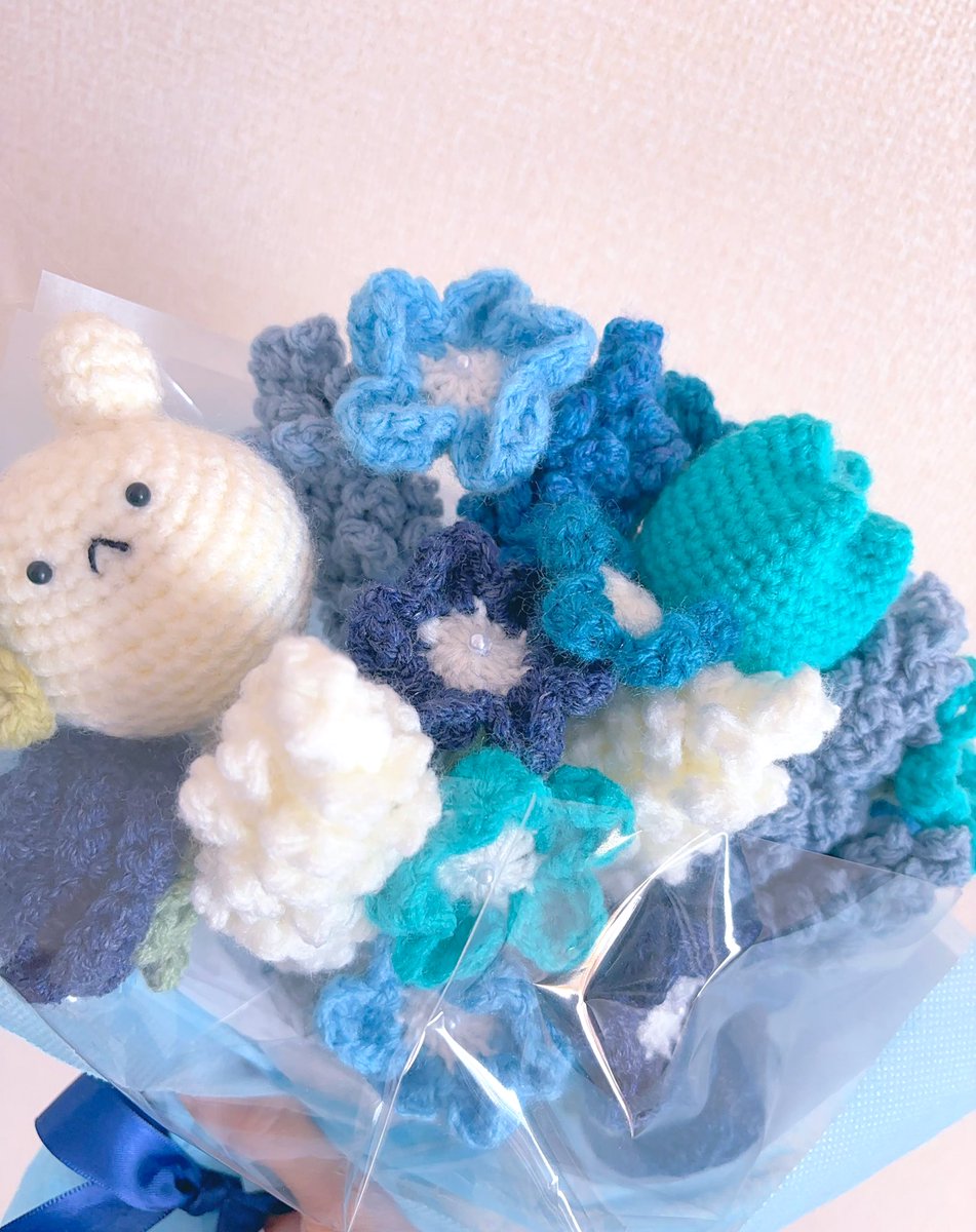 「編み物にハマってる妹ちゃんがお花編んで花束にしてくれました!私の好きな色で纏まっ」|おとのイラスト