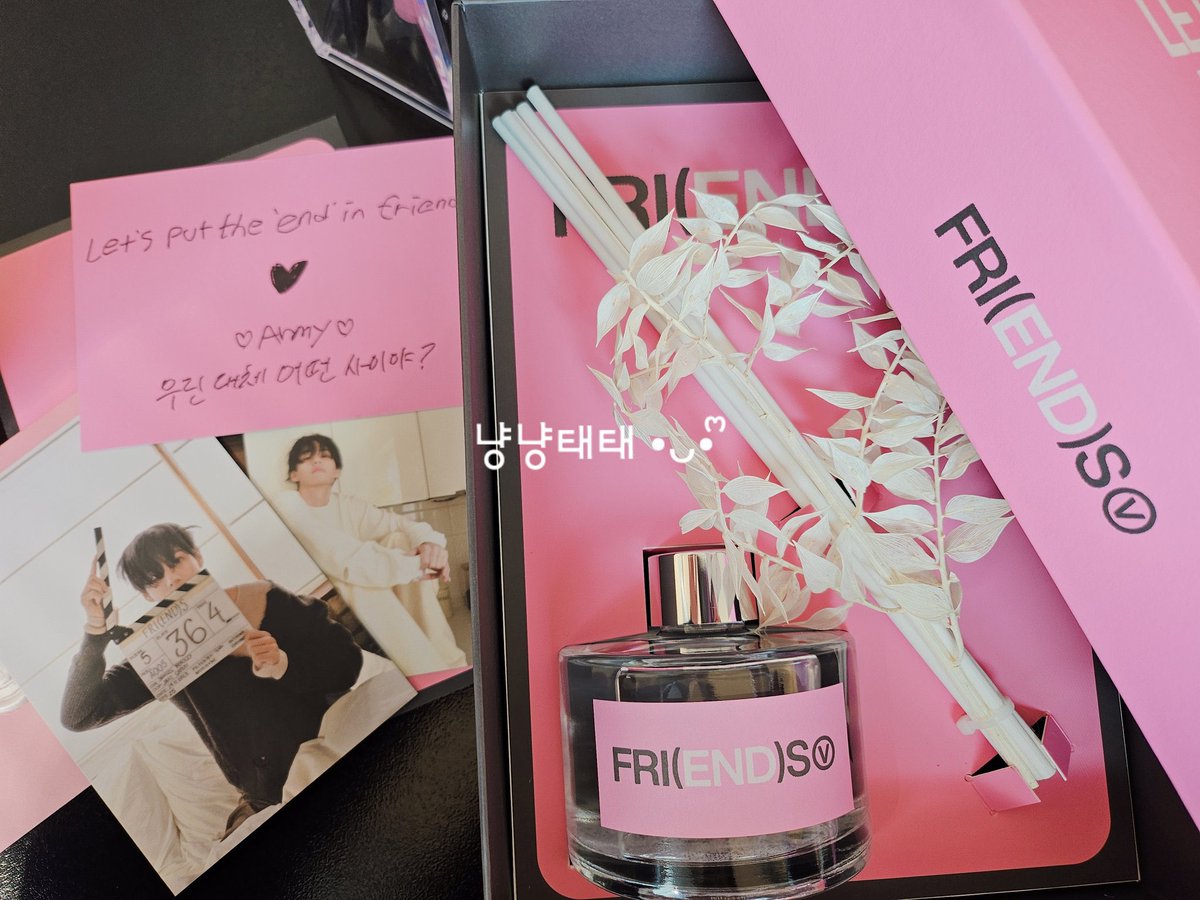 findbts_'s tweet photo. Armys que foram a festa de lançamento de Friends ganharam vários presentes, inclusive um envelope rosa cheio de fotos dos bastidores do MV e uma frase do Taehyung que diz: "♡ Army♡ que tipo de relacionamento nós temos?" QUE PRECIOSIDADE :( https://t.co/p2Ku5CTK1o