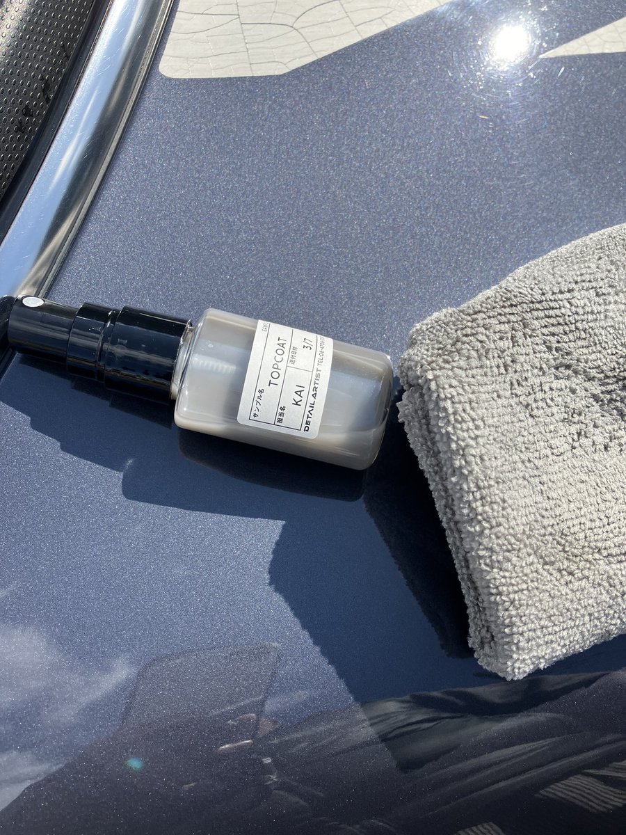 hippoR4's tweet photo. トップコートのHYDROをテストしてみた。グラフェンがシロキサン被膜のグリップ力を高めて、強力な撥水と防汚性があるとの事。
先ずは洗車して水滴をきれいに拭きあげてから、マイクロファイバーで塗ってみた…なんだ!?この良い香り!めっちゃこれ好きってなりました😁
#FIELDTESTER
#DETAILARTIST https://t.co/bgwam5gNYK