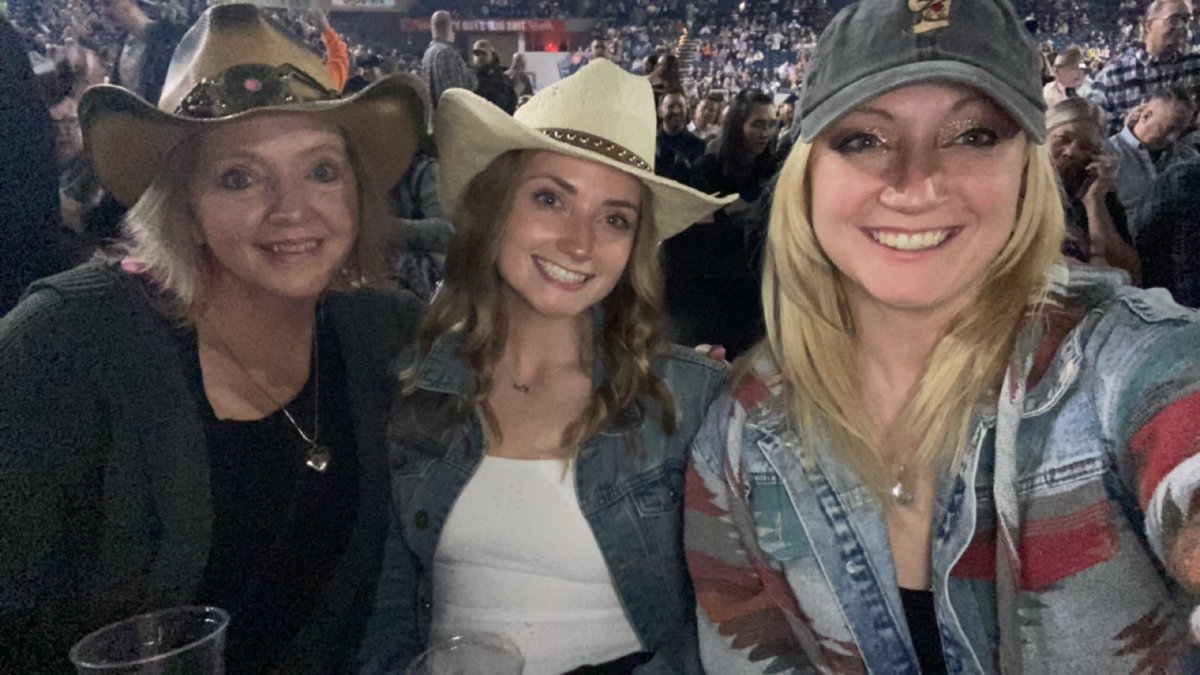 Kyleestudioso's tweet photo. Waiting for Blake #bstacoma https://t.co/bKUbO5YbeS