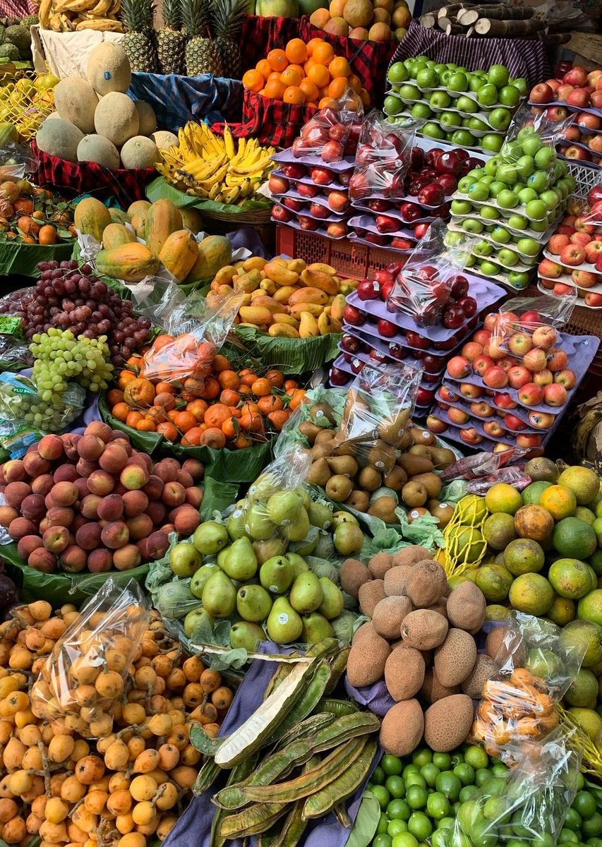 Yosh_G's tweet photo. Guatemala tiene muchas cosas que están muy mal. Pero vas al mercado y se mira así. Estamos frutalmente bendecidos. https://t.co/XA4ATJdGdf