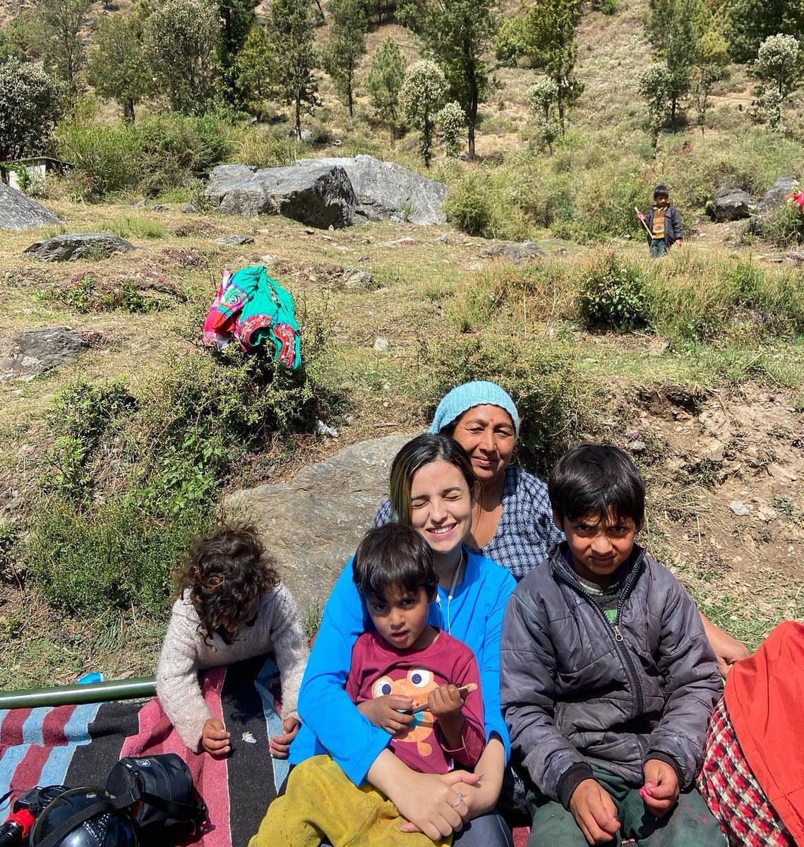 AnganaSharma5's tweet photo. Encountered a tiny hut while exploring a hidden waterfall at Bir Billing.
This lady allowed us to keep our bags in her house and we exchanged some stories.
She was the kindest, felt like meeting a mother♥️
#birbilling #HimachalPradesh #bir #billing #mountans https://t.co/2jWxpuhCcS