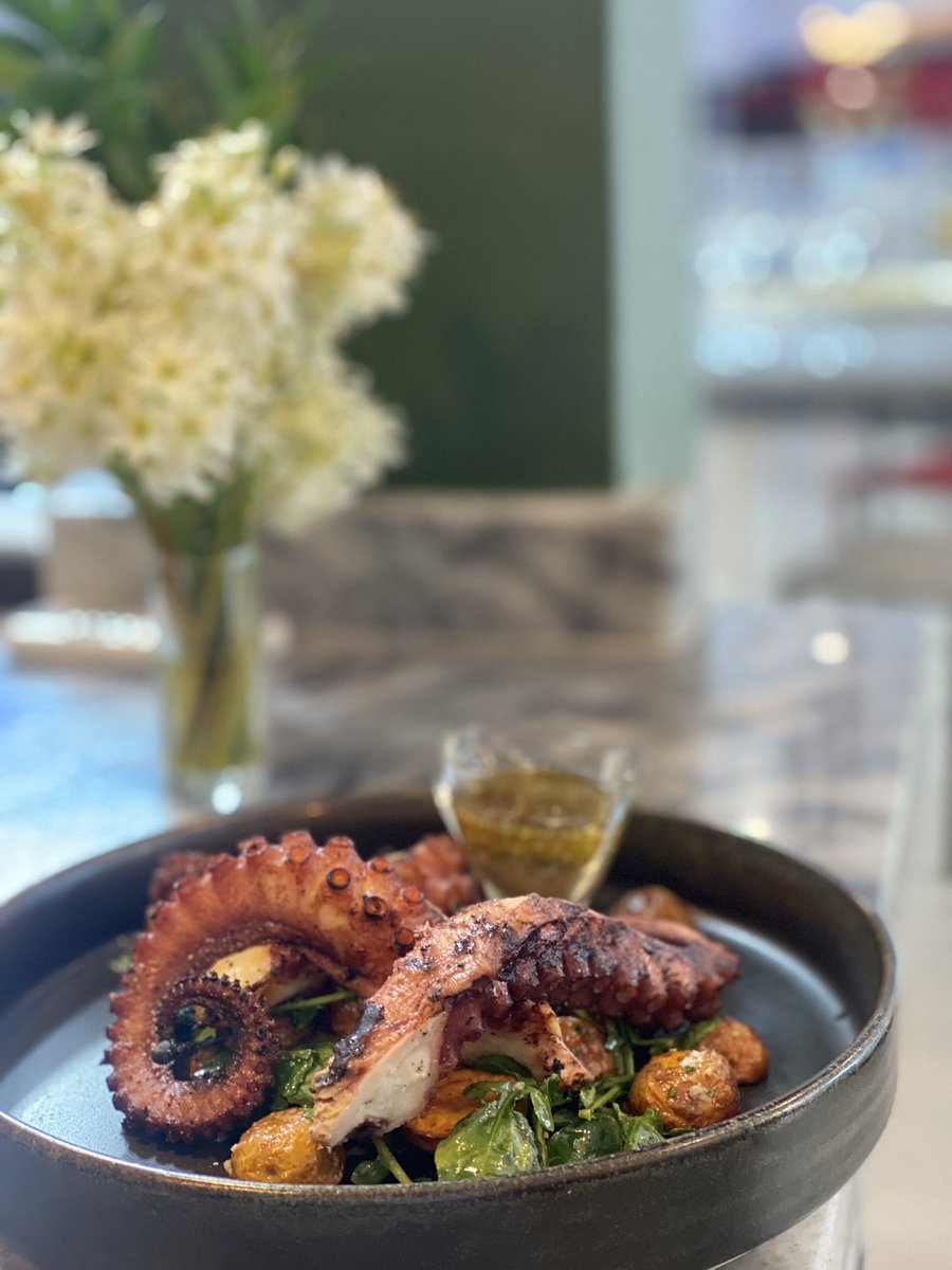 Nuestro exquisito Pulpo grillado con papas andinas salteadas🤤 

¿Que esperas para venir a probarlo? 
Te esperamos! 
📍CALLE MIRANDA- EL HATILLO