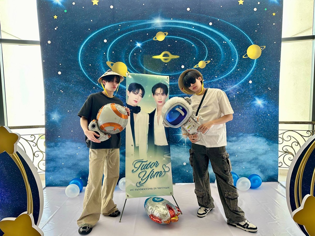 DomundiTV's tweet photo. 𝗧𝗨𝗧𝗢𝗥 𝗬𝗜𝗠 𝟭𝘀𝘁 𝗙𝗔𝗡 𝗠𝗘𝗘𝗧𝗜𝗡𝗚 𝗜𝗡 𝗩𝗜𝗘𝗧𝗡𝗔𝗠✨

ทุกคนพร้อมจะมาเจอกับ “ติวเตอร์” และ “ยิม” ในงานแฟนมีตวันนี้กันหรือยังคะ 🥰

วันนี้ทั้งสองคนเตรียมความสนุกมาฝากแฟน ๆ ทุกคนกันแบบจัดเต็มแน่นอน! 

แล้วมาเจอกันนะคะ 🫶🏻

@TutorKrp @mynameis_yim 
#TutorKrp
#mynameis_yim
#domunditv