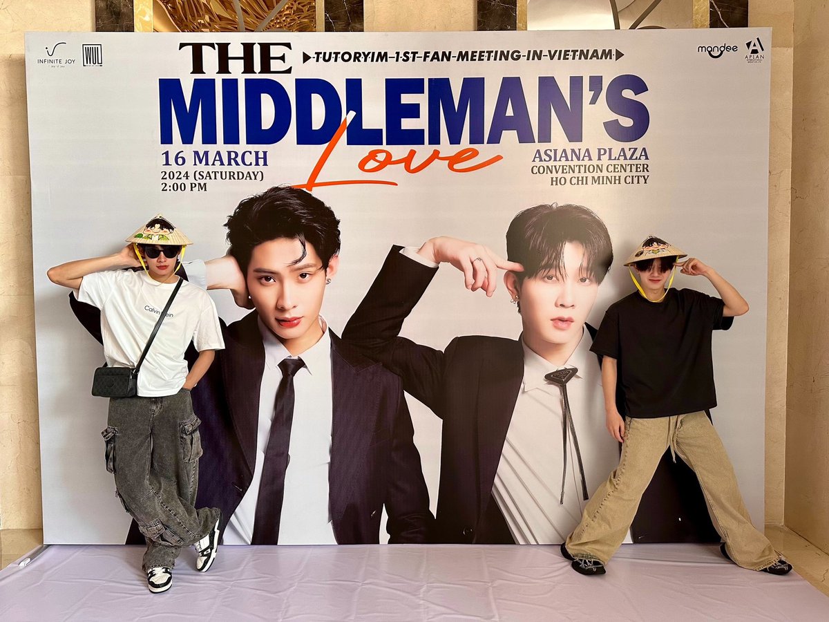 DomundiTV's tweet photo. 𝗧𝗨𝗧𝗢𝗥 𝗬𝗜𝗠 𝟭𝘀𝘁 𝗙𝗔𝗡 𝗠𝗘𝗘𝗧𝗜𝗡𝗚 𝗜𝗡 𝗩𝗜𝗘𝗧𝗡𝗔𝗠✨

ทุกคนพร้อมจะมาเจอกับ “ติวเตอร์” และ “ยิม” ในงานแฟนมีตวันนี้กันหรือยังคะ 🥰

วันนี้ทั้งสองคนเตรียมความสนุกมาฝากแฟน ๆ ทุกคนกันแบบจัดเต็มแน่นอน! 

แล้วมาเจอกันนะคะ 🫶🏻

@TutorKrp @mynameis_yim 
#TutorKrp
#mynameis_yim
#domunditv