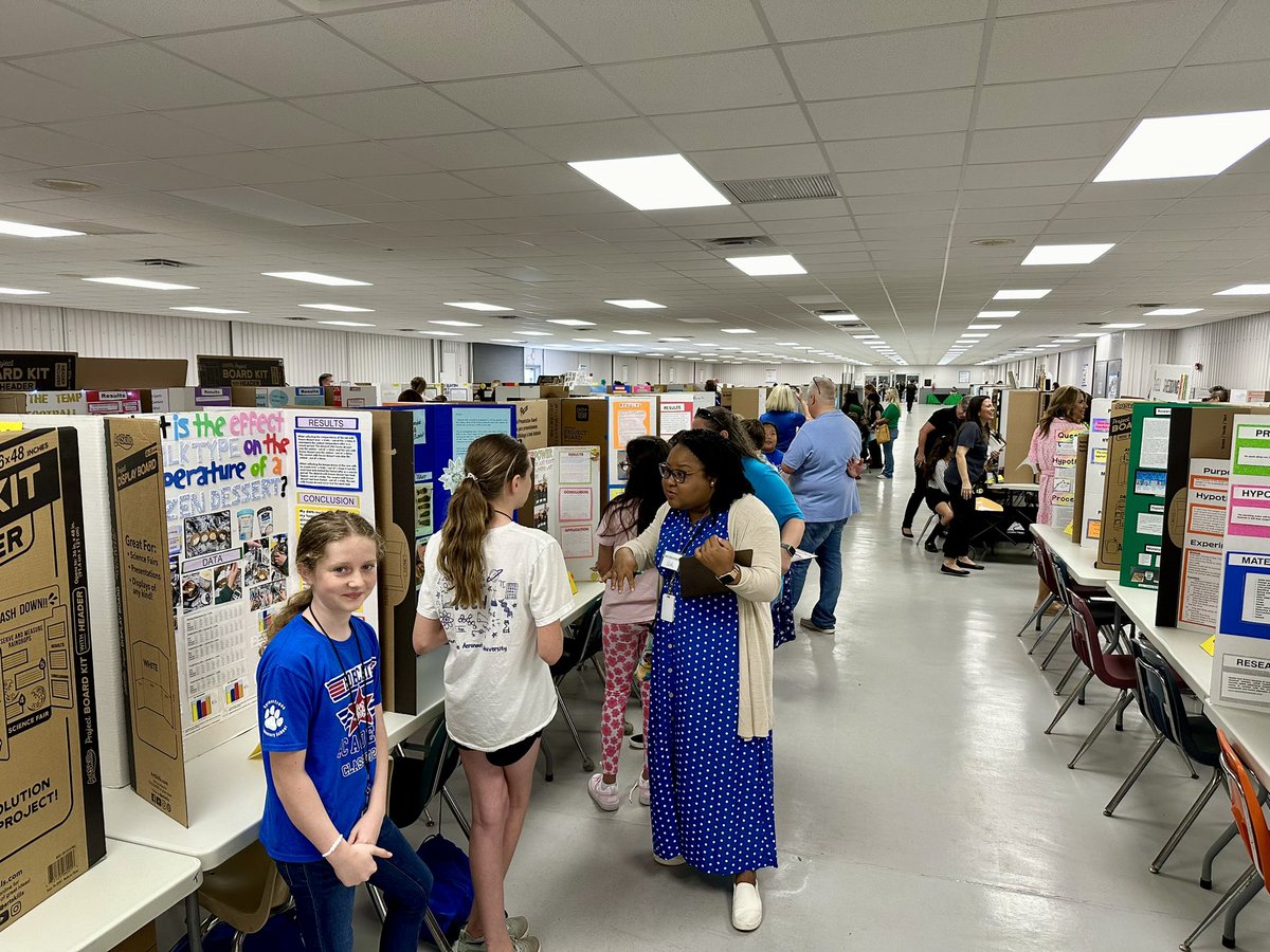 VCS_Partners's tweet photo. Today, our department had the pleasure of seeing roughly 200 5th graders, &amp; many of their families, who participated in the #VCSscienceEXPO. 

A BIG THANK YOU goes out to the VCS Science Department, district volunteers, &amp; community partners who make the EXPO possible. @VCSscience https://t.co/HGjcmthqzo
