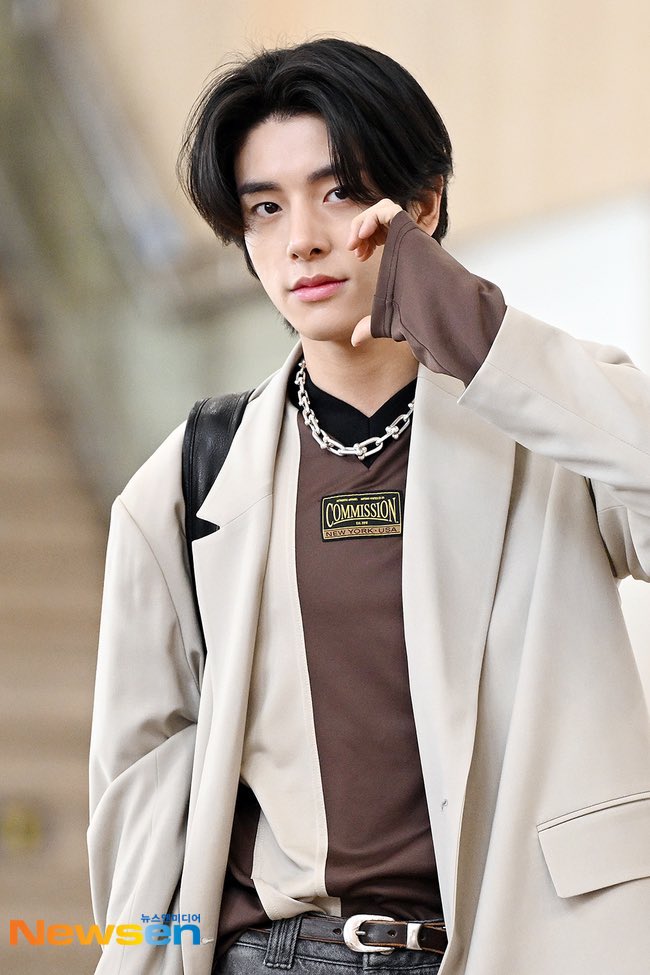 15ARCHIVEz's tweet photo. safe skies jaeyun 🤎 #JAKE #제이크 https://t.co/PZKmL3ATaW