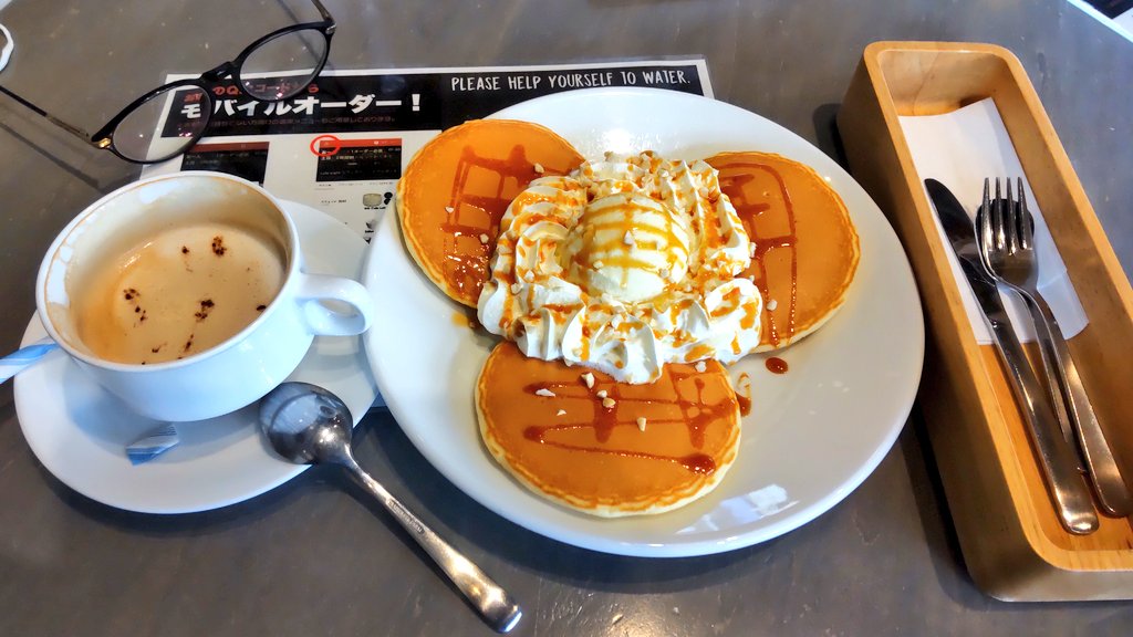 SUZUKI_the_1st's tweet photo. 今日は  #桜台のさくら祭り だが、それとは関係ない店へ入った。
俺はちょっと勉強が必要なのだ。ねり～

ねり丸ラテ（650円）
キャラメルパンケーキ（850円。ドリンクと一緒に注文したので、100円引き）

かなり良い！
\(°∀°)/

#Cafeeight #桜台カフェエイト
#練馬区 #桜台 https://t.co/mjeRoF6l0B